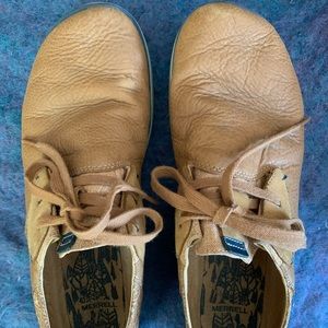 Merrell size 10.5 men’s. In great shape and really comfortable.